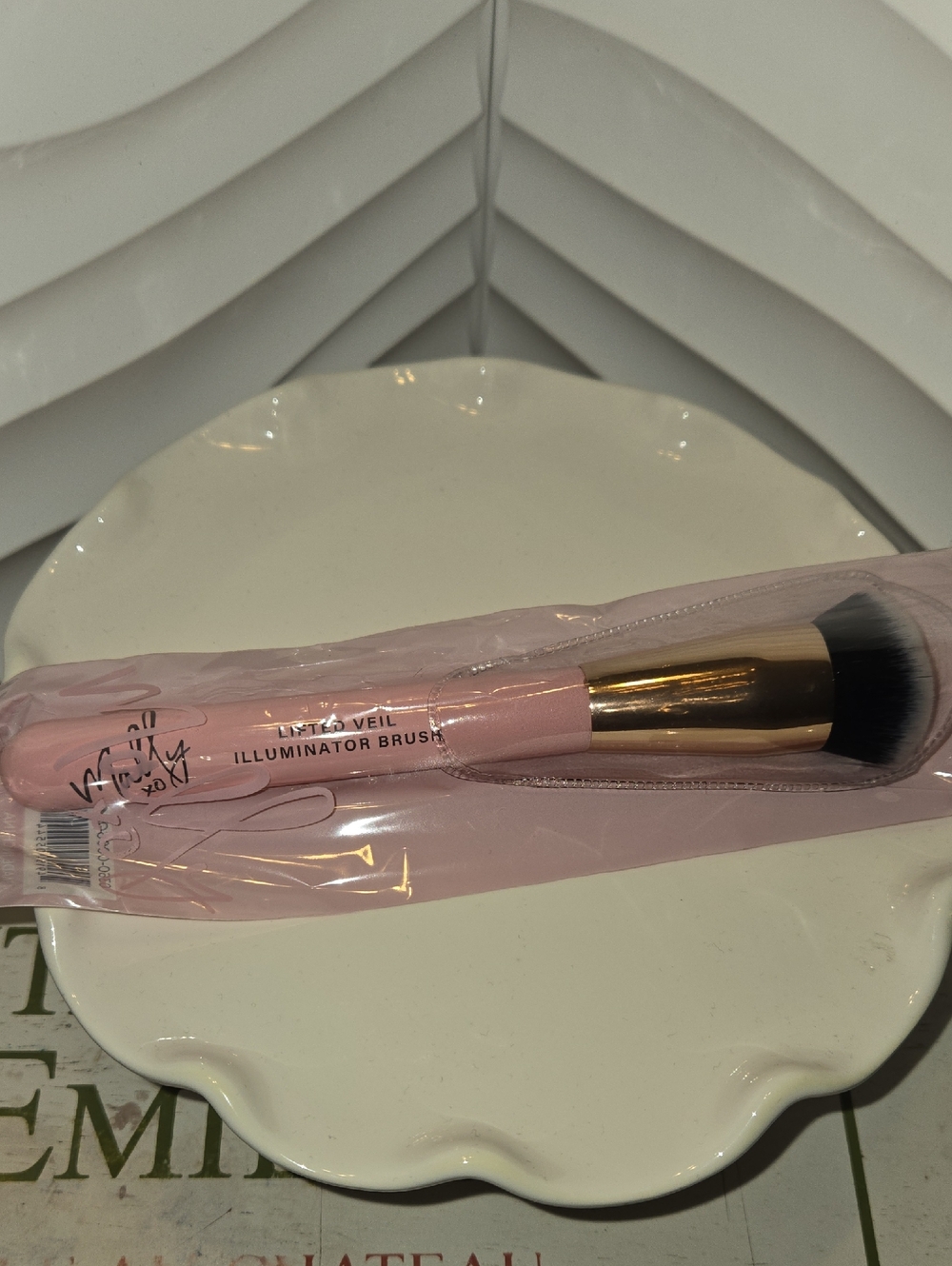 Mally Lifted Veil Illuminator Makeup Brush